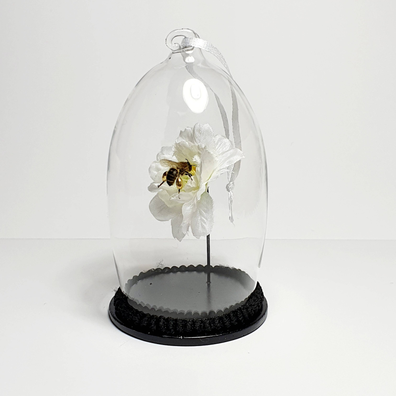 Natuur Historische Decoratie met 18k goud. Honingbij op orchidee